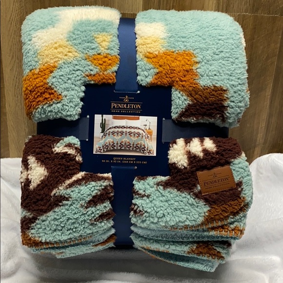 Pendleton - Queen Size Fuzzy Blanket - Picture 2 of 6